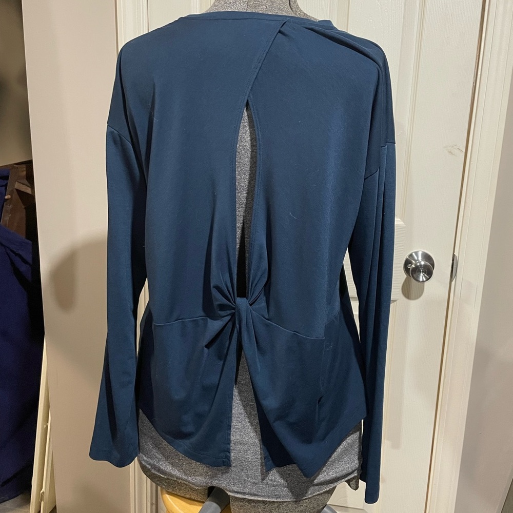 Athleta Essence Twist Open Back Long Sleeve Shirt